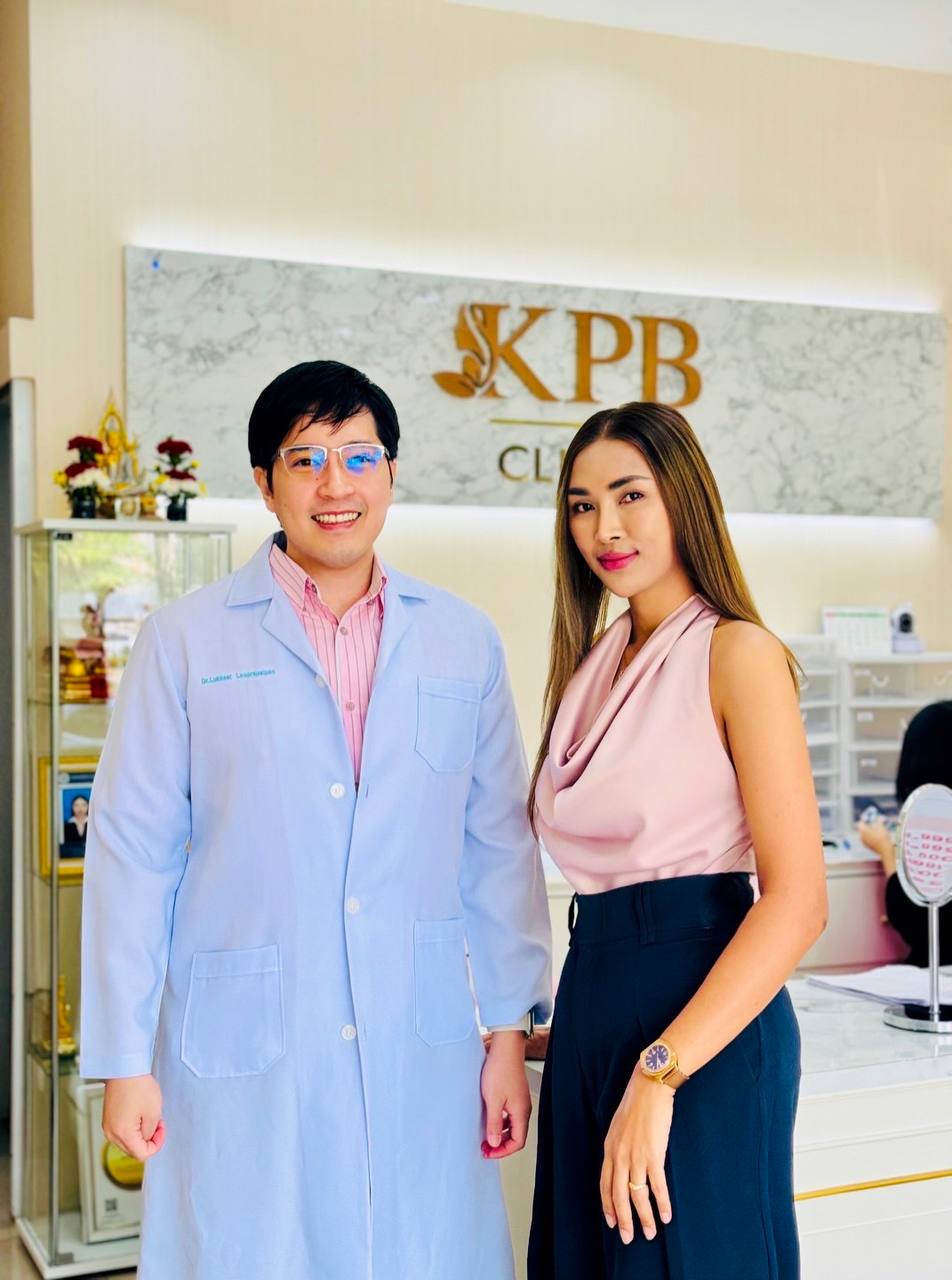 ทีม KPB Clinic ถ่ายภาพหน้าโลโก้คลินิก